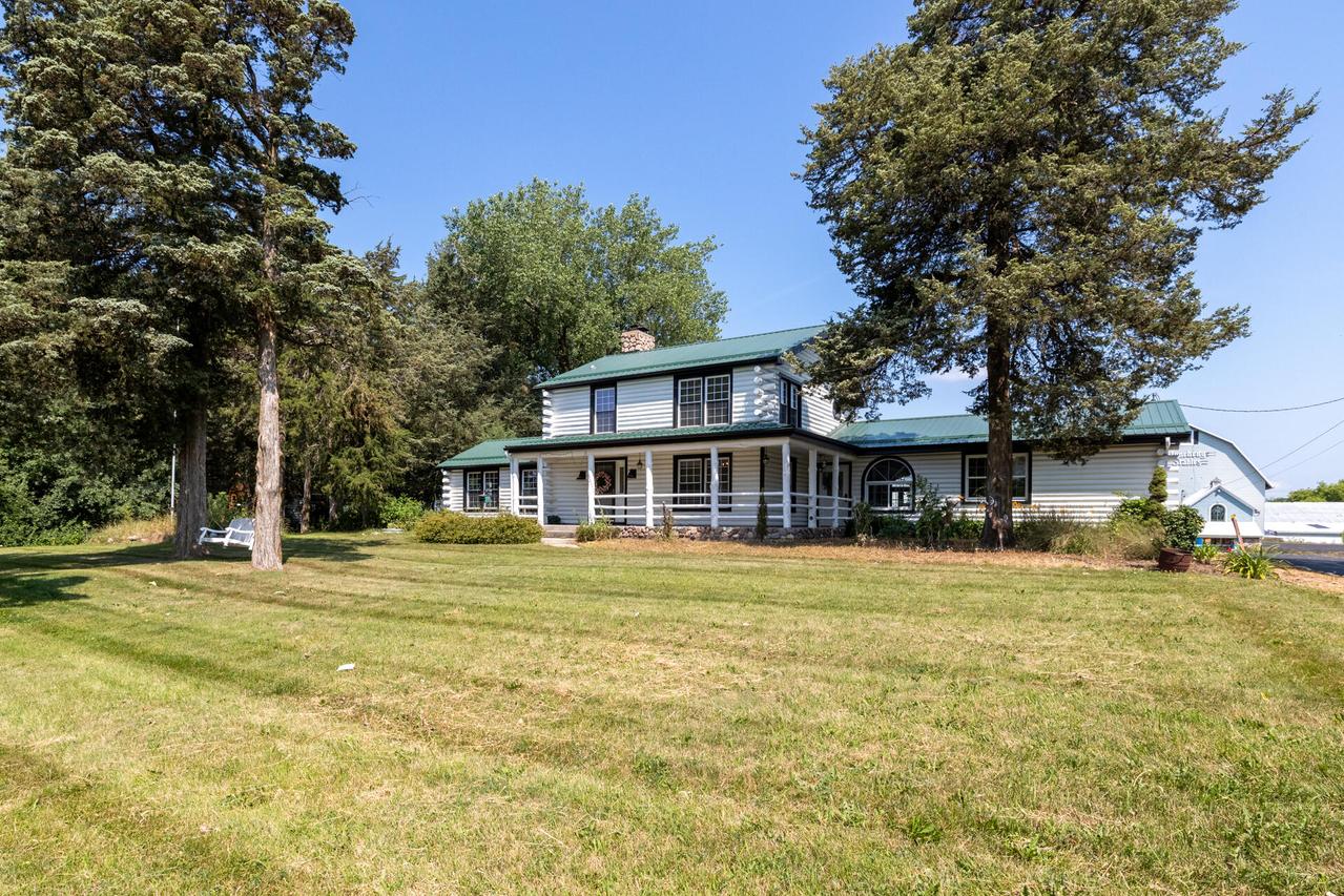 34100 Sunset Dr, Summit, WI 53066