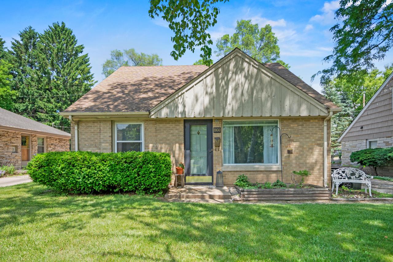 860 W La Salle Ave, Glendale, WI 53209