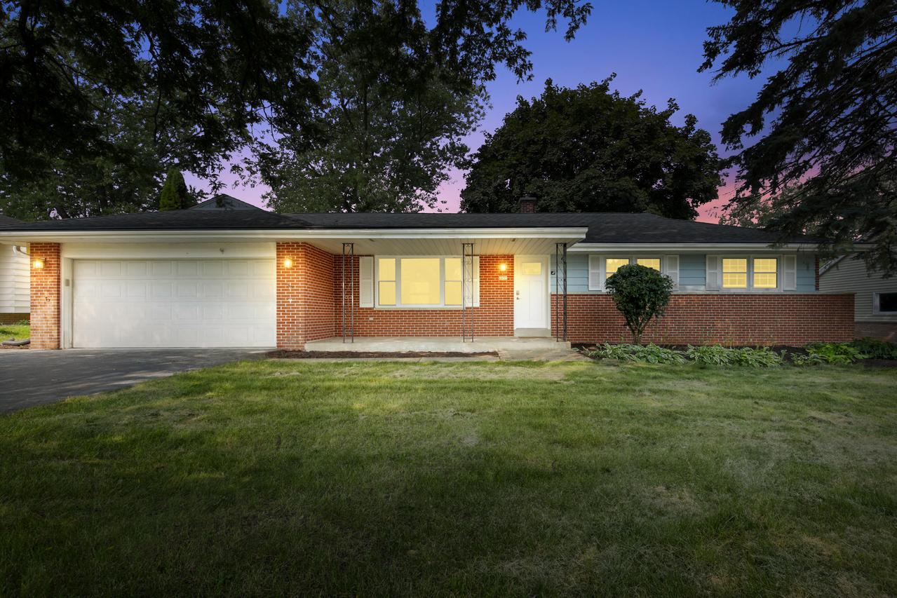4651 N 110th St, Wauwatosa, WI 53225