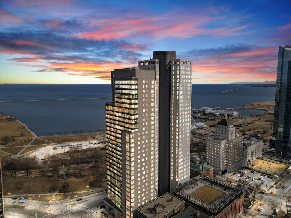 923 E Kilbourn Ave #703, Milwaukee, WI 53202