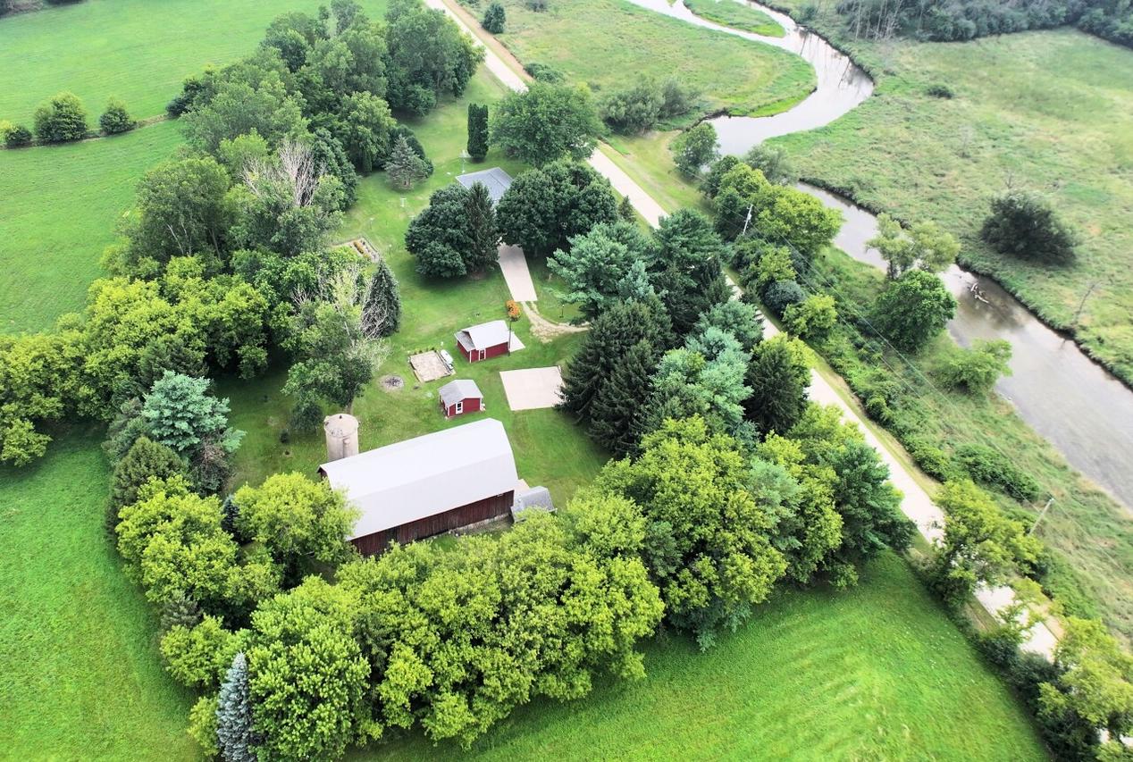 W650 E River Dr, Concord, WI 53066