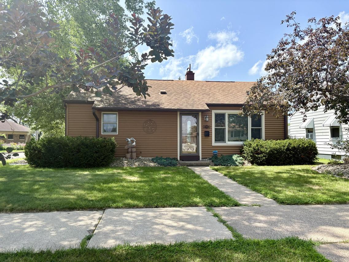 2624 S 14th St, La Crosse, WI 54601