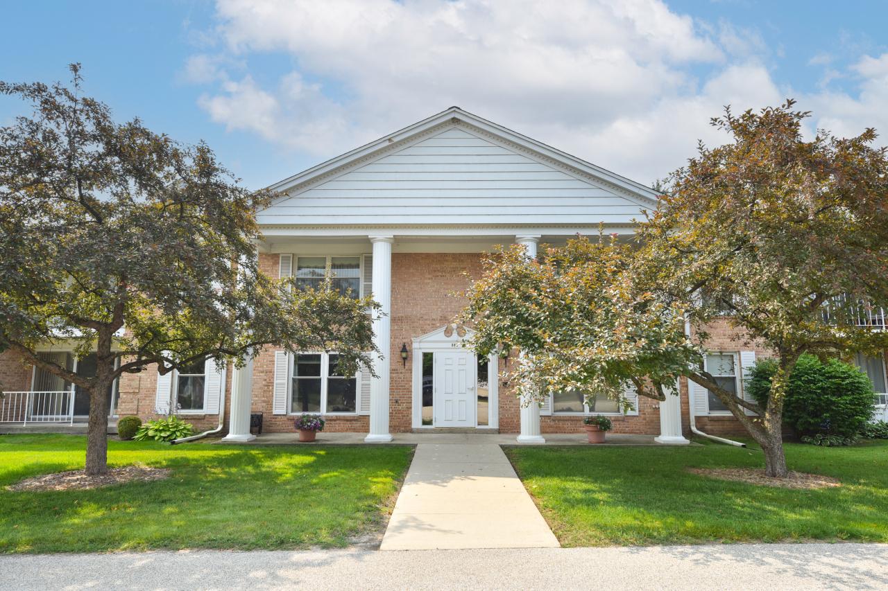 945 W Heritage Ct #104, Mequon, WI 53092