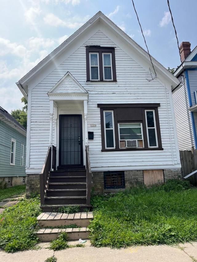 1319 W Groeling Ave, Milwaukee, WI 53206