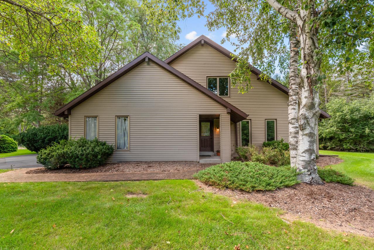 11305 N Bobolink Ln, Mequon, WI 53092