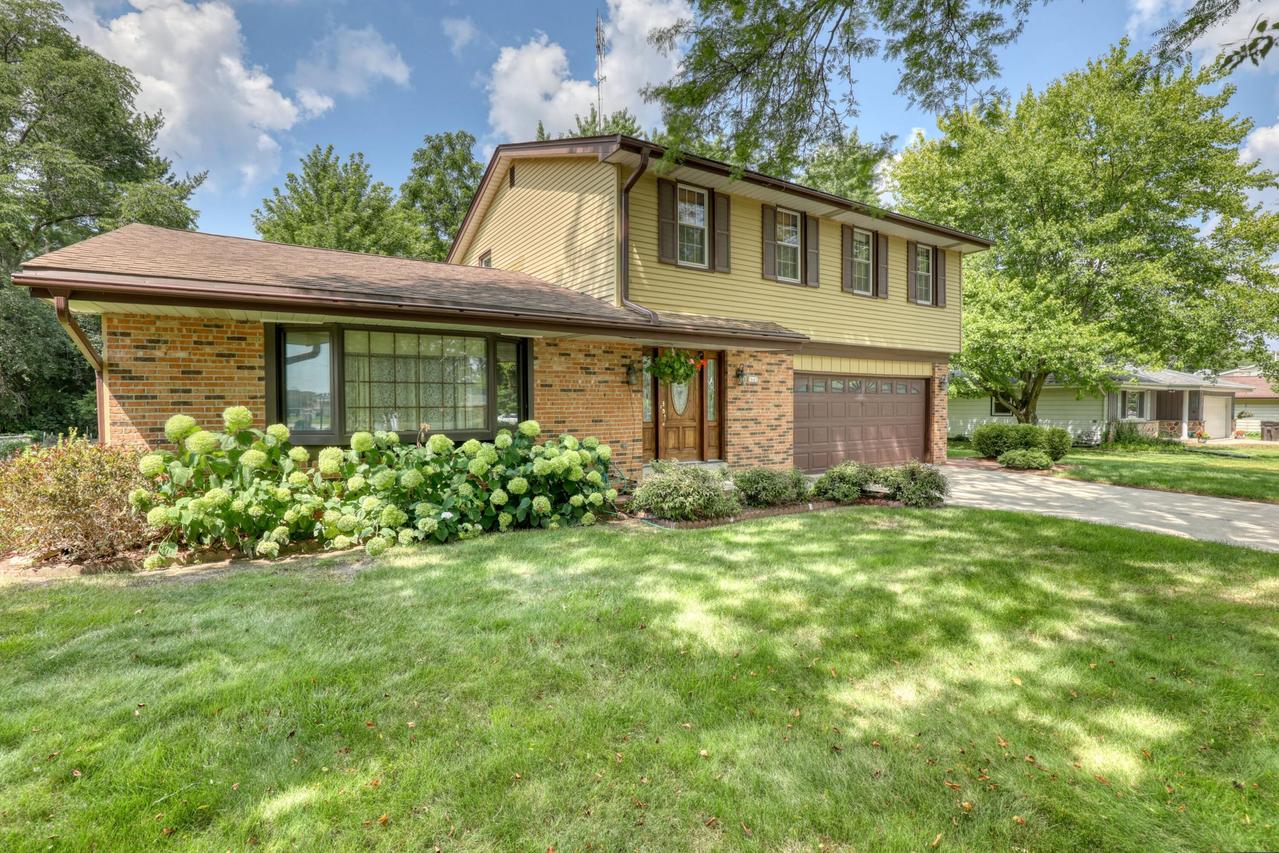7645 S Mission Dr, Franklin, WI 53132