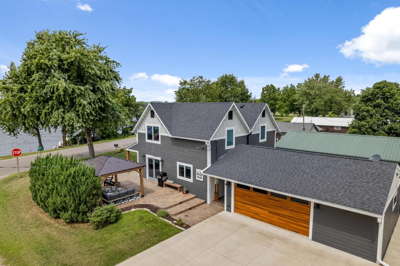 725 N River Rd, Buffalo City, WI 54622