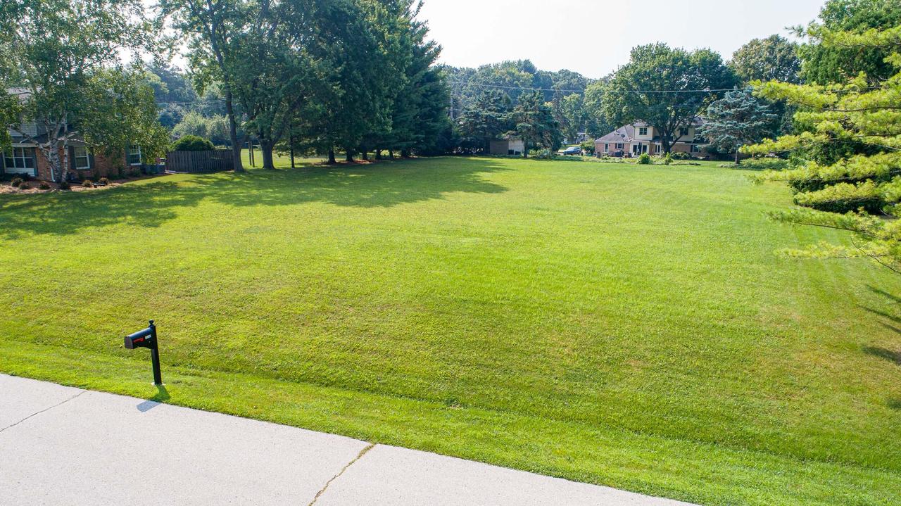 15305 Cascade Dr, Elm Grove, WI 53122
