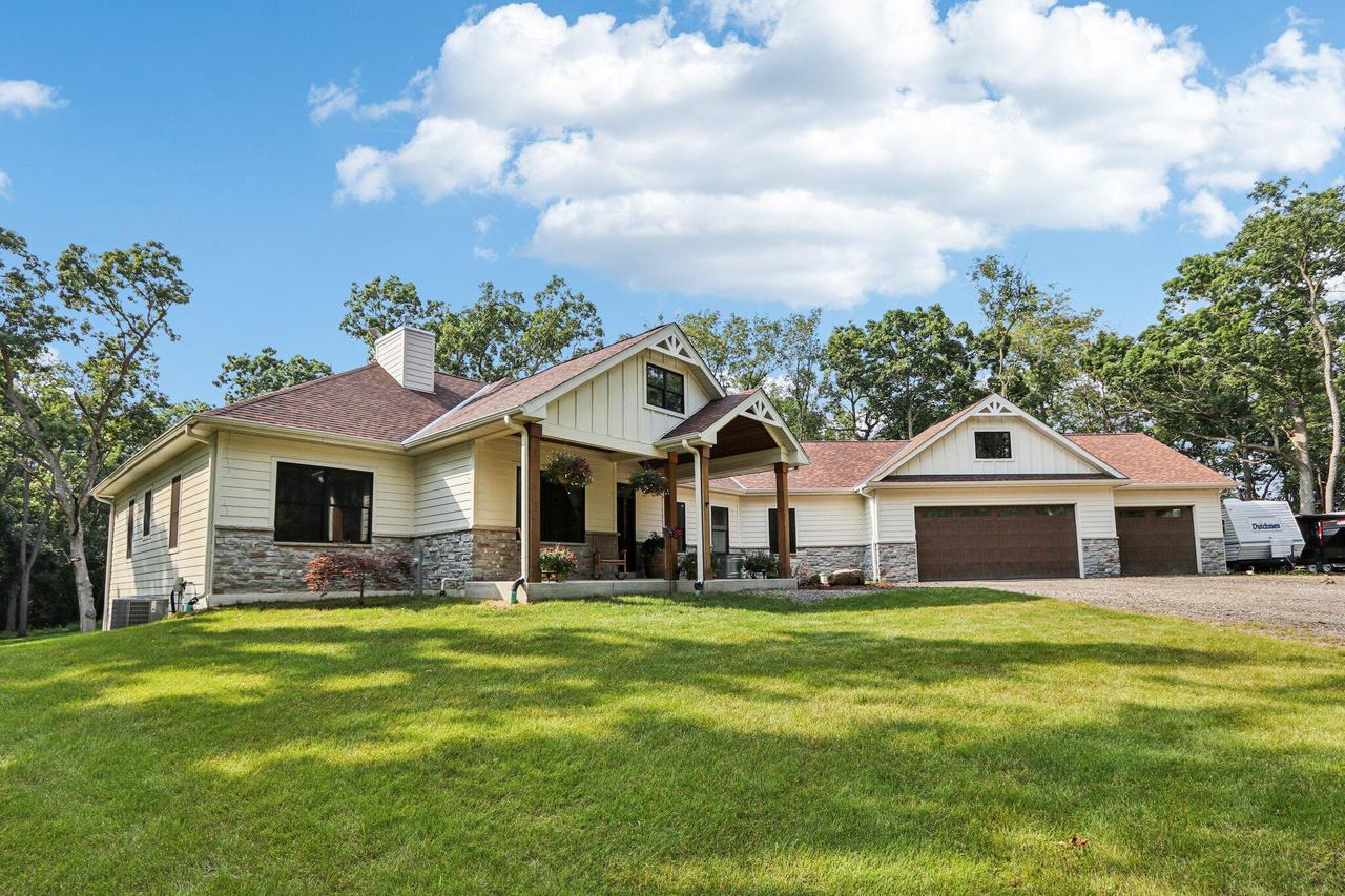 1068 W Valley View, Spring Prairie, WI 53105