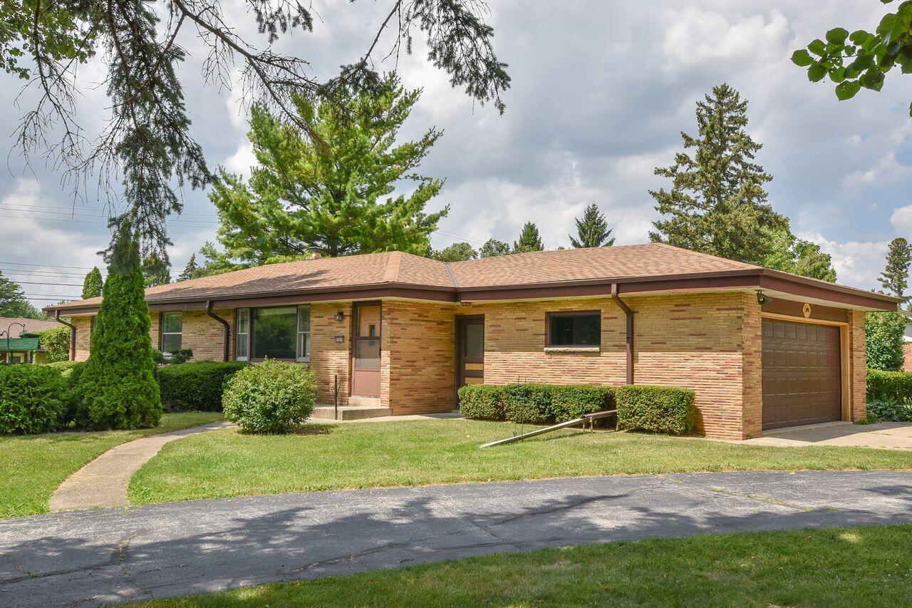 15610 Brookhill Dr, Brookfield, WI 53005