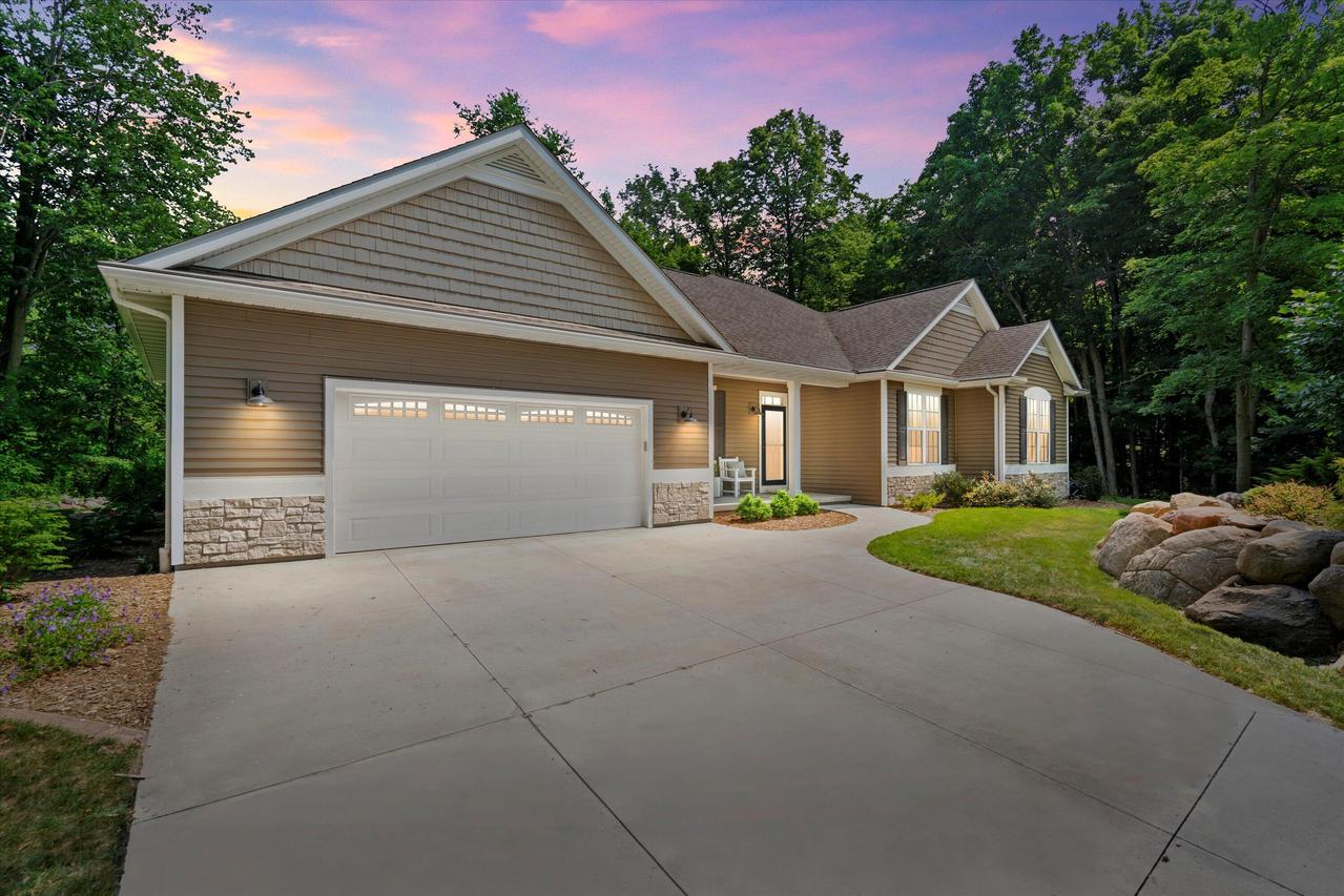 102 Jacks Hillside Ct, Random Lake, WI 53075