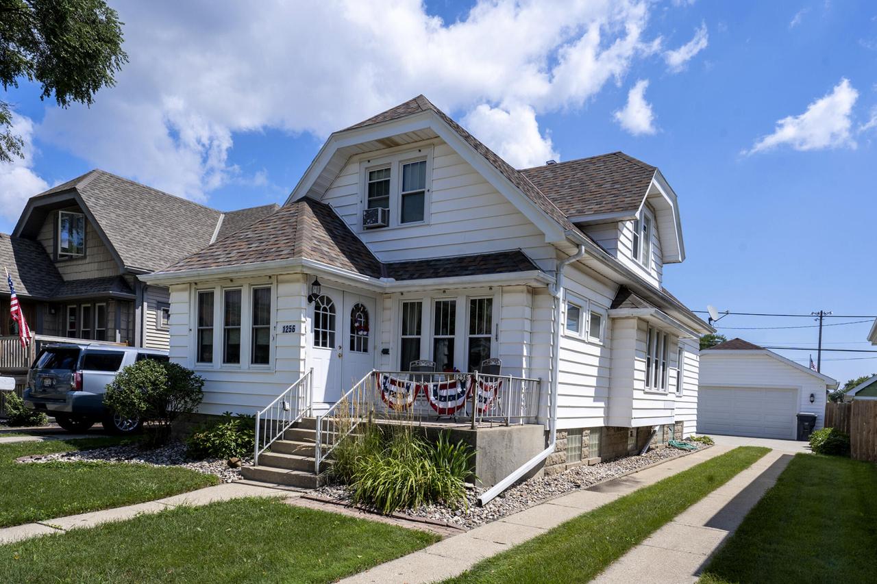 1256 S 53rd St, West Milwaukee, WI 53214