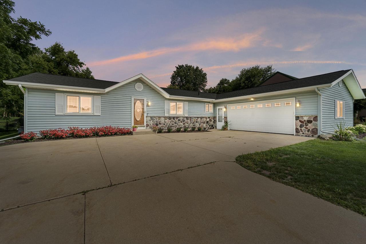 2076 Zuern Dr, Hartford, WI 53027
