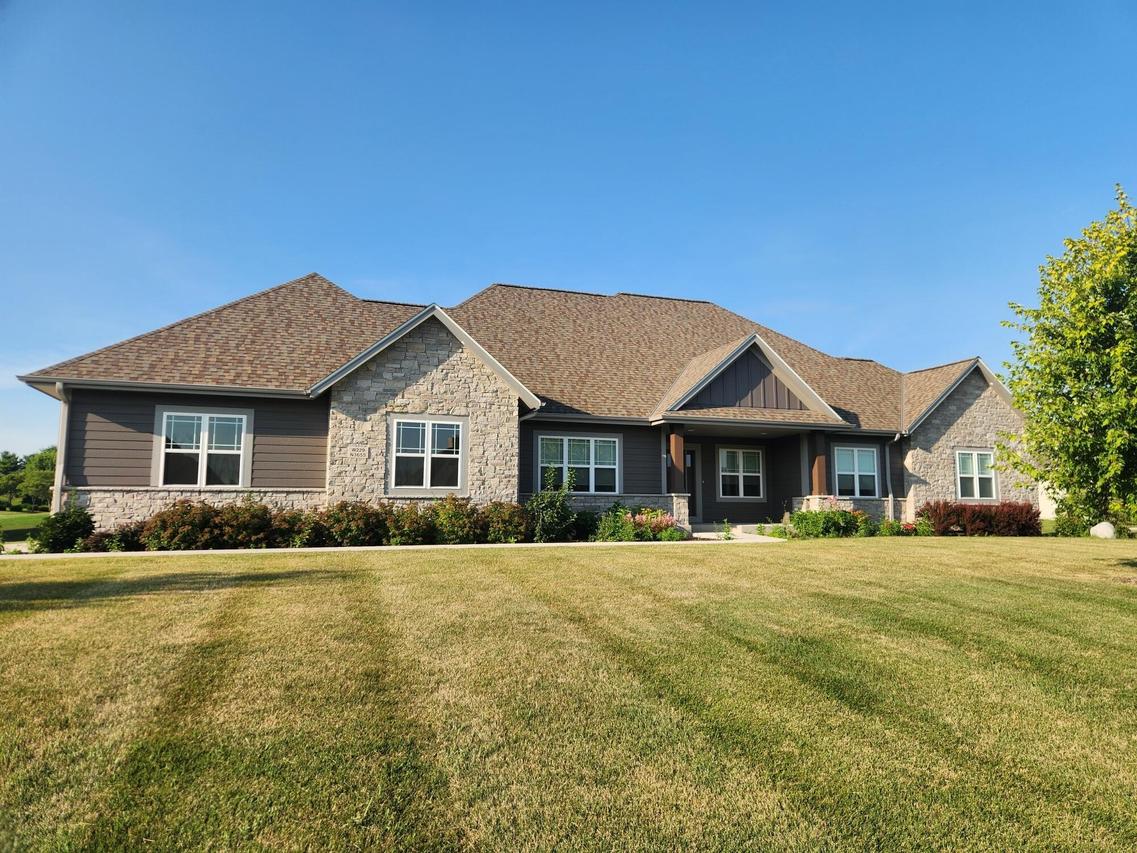 W229N3655 Sterling Ct, Pewaukee, WI 53072