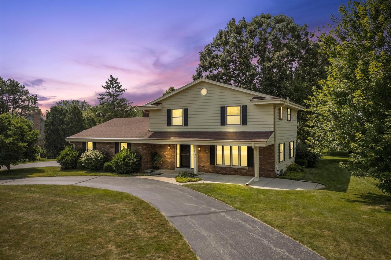 21375 Woodchuck Ln, Brookfield, WI 53045