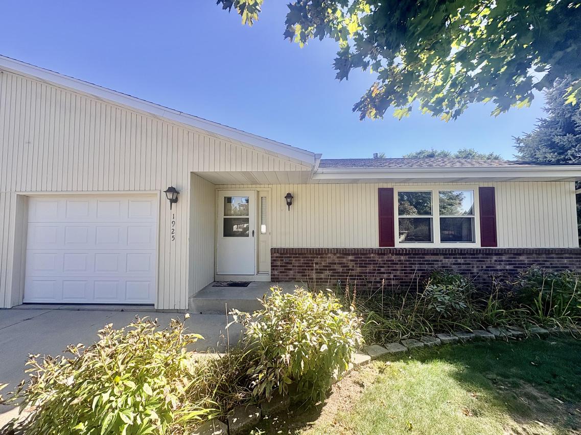 1925 Hilltop Dr, West Bend, WI 53095