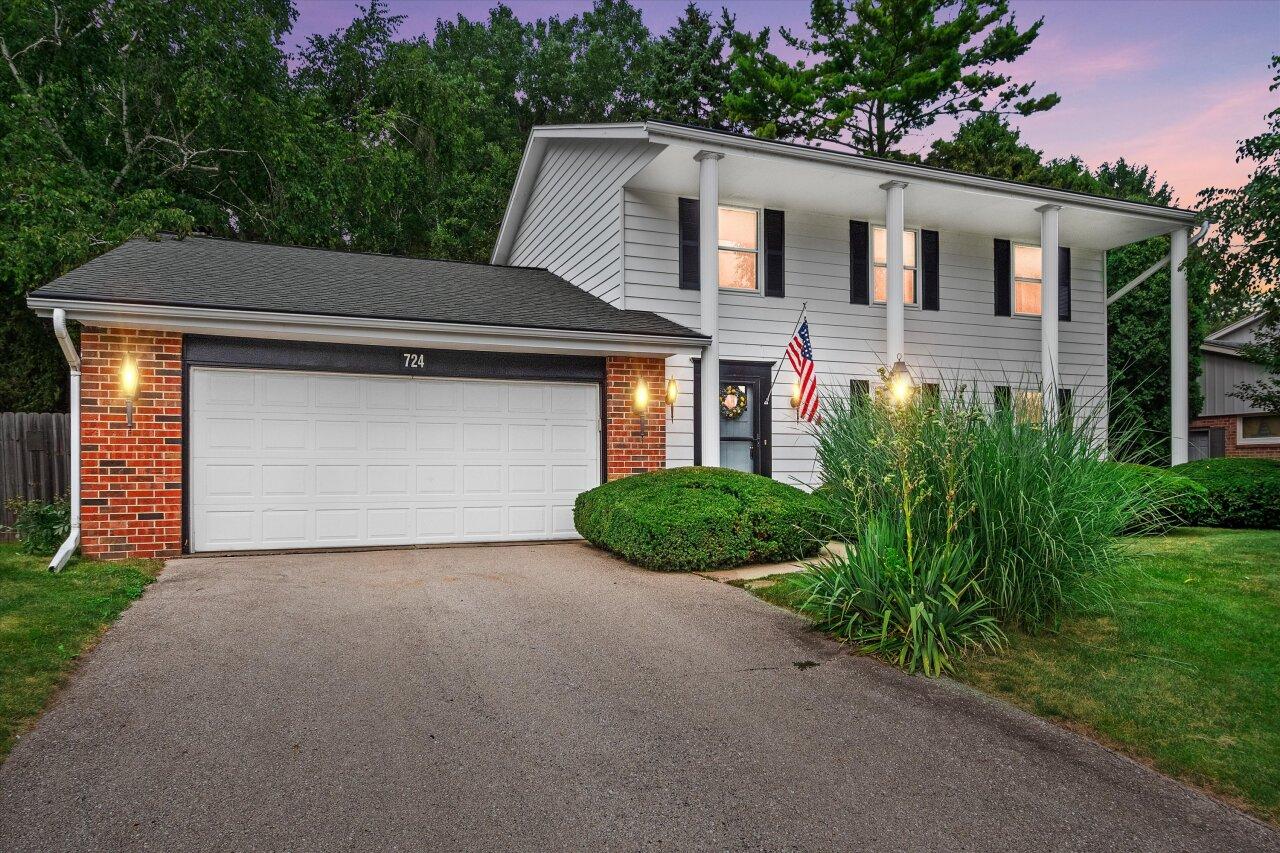 724 Hialeah Dr, Caledonia, WI 53402