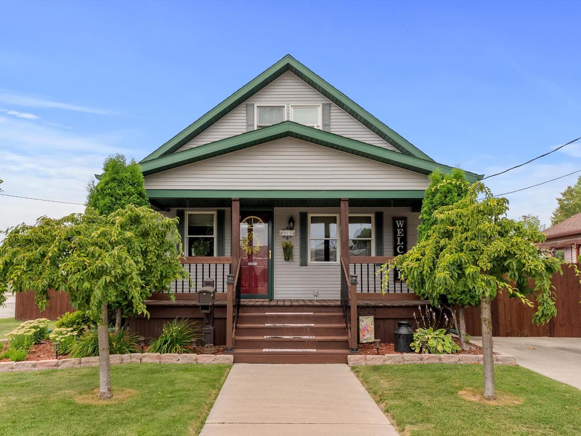 944 S 26th St, Manitowoc, WI 54220