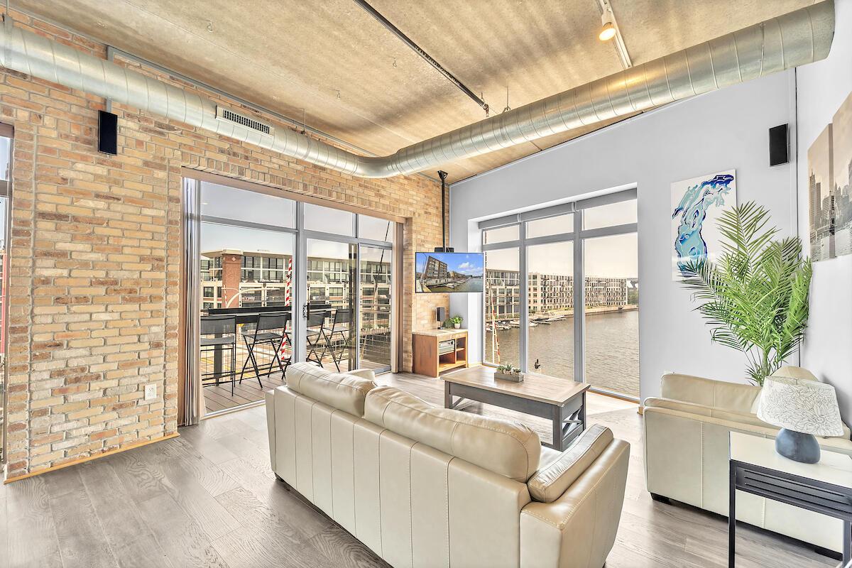 210 S Water St #420, Milwaukee, WI 53204