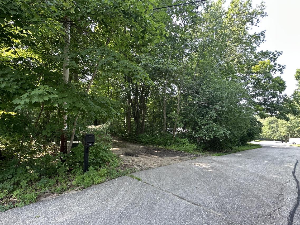 525 Woodland Dr, Richfield, WI 53017