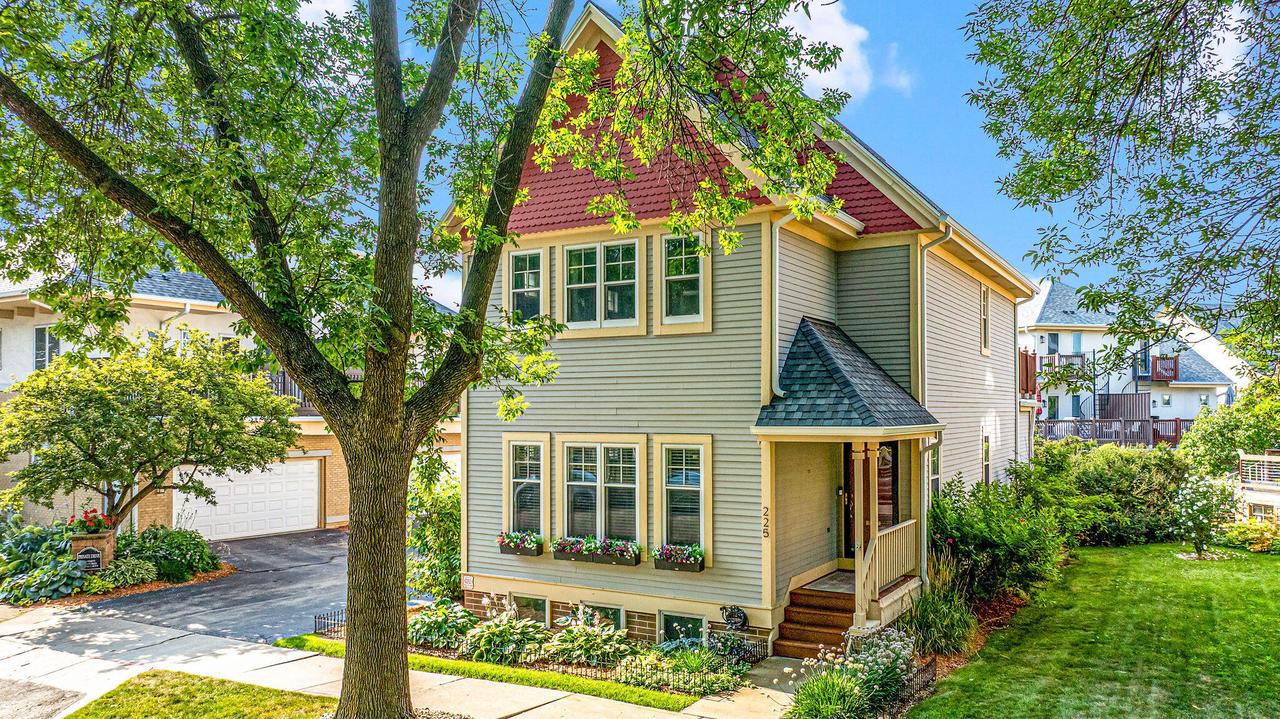 225 E Vine St, Milwaukee, WI 53212