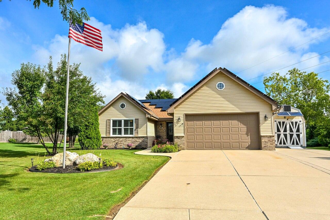 990 E Groveland Dr, Oak Creek, WI 53154