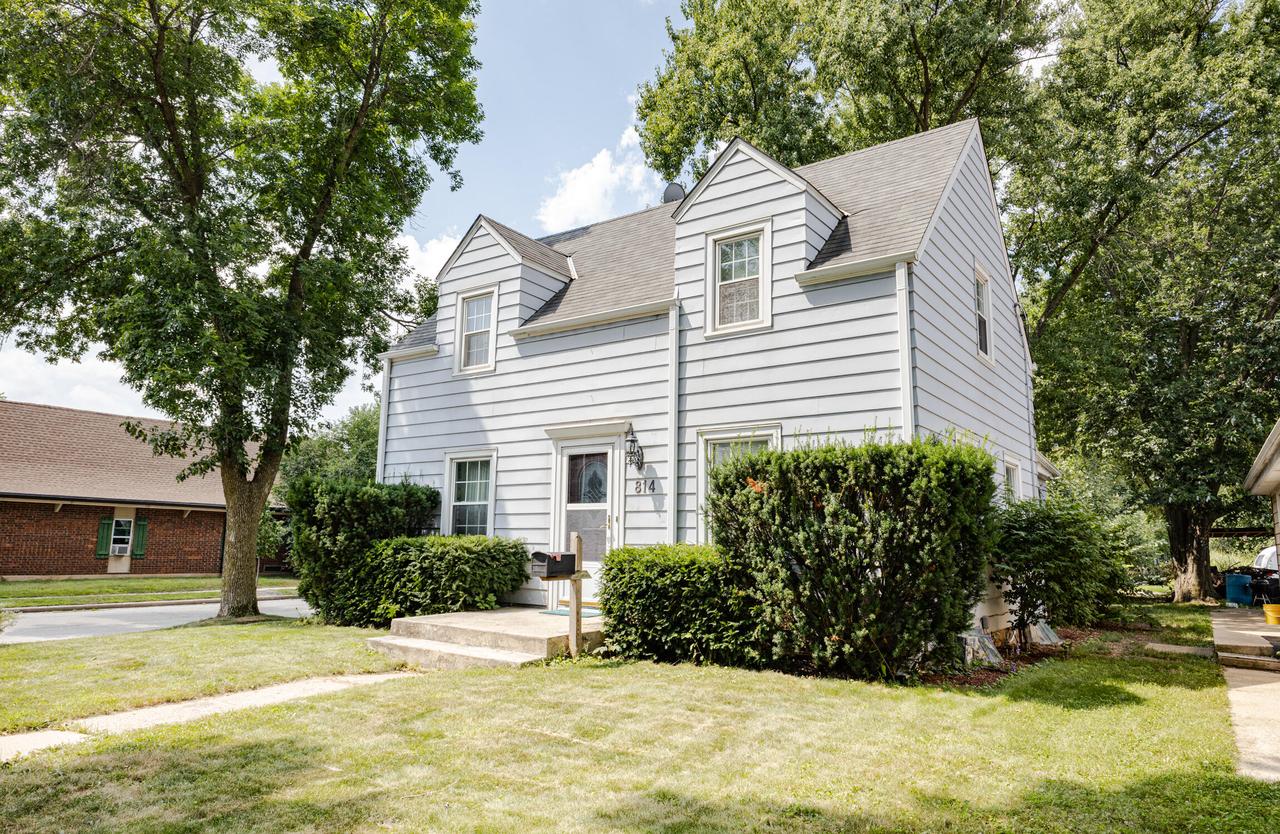 814 S Grand Ave, Waukesha, WI 53186