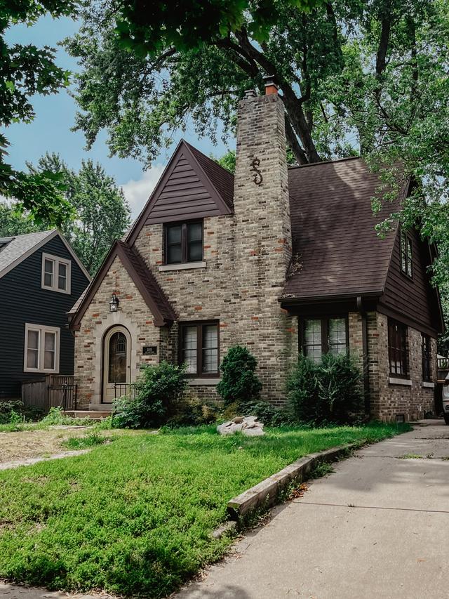 8015 Hillcrest Dr, Wauwatosa, WI 53213