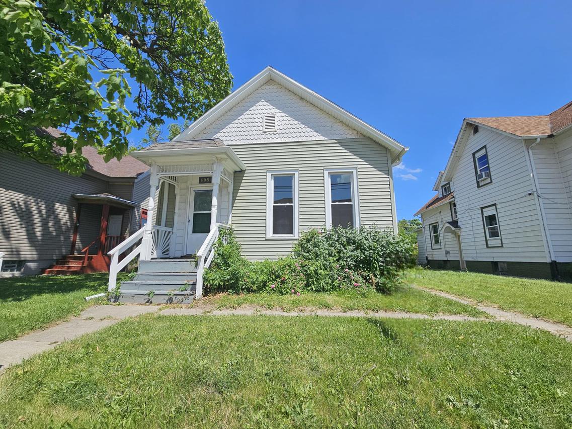 609 N Memorial Dr, Racine, WI 53404