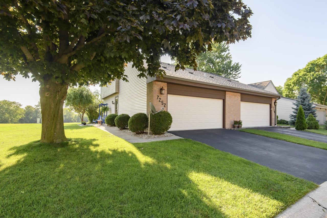 7252 S Delaine Dr, Oak Creek, WI 53154