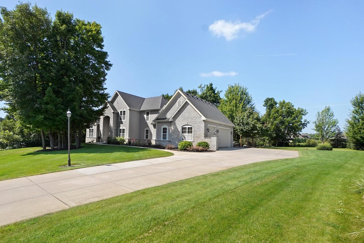 5335 S Two Ponds Ct, New Berlin, WI 53146