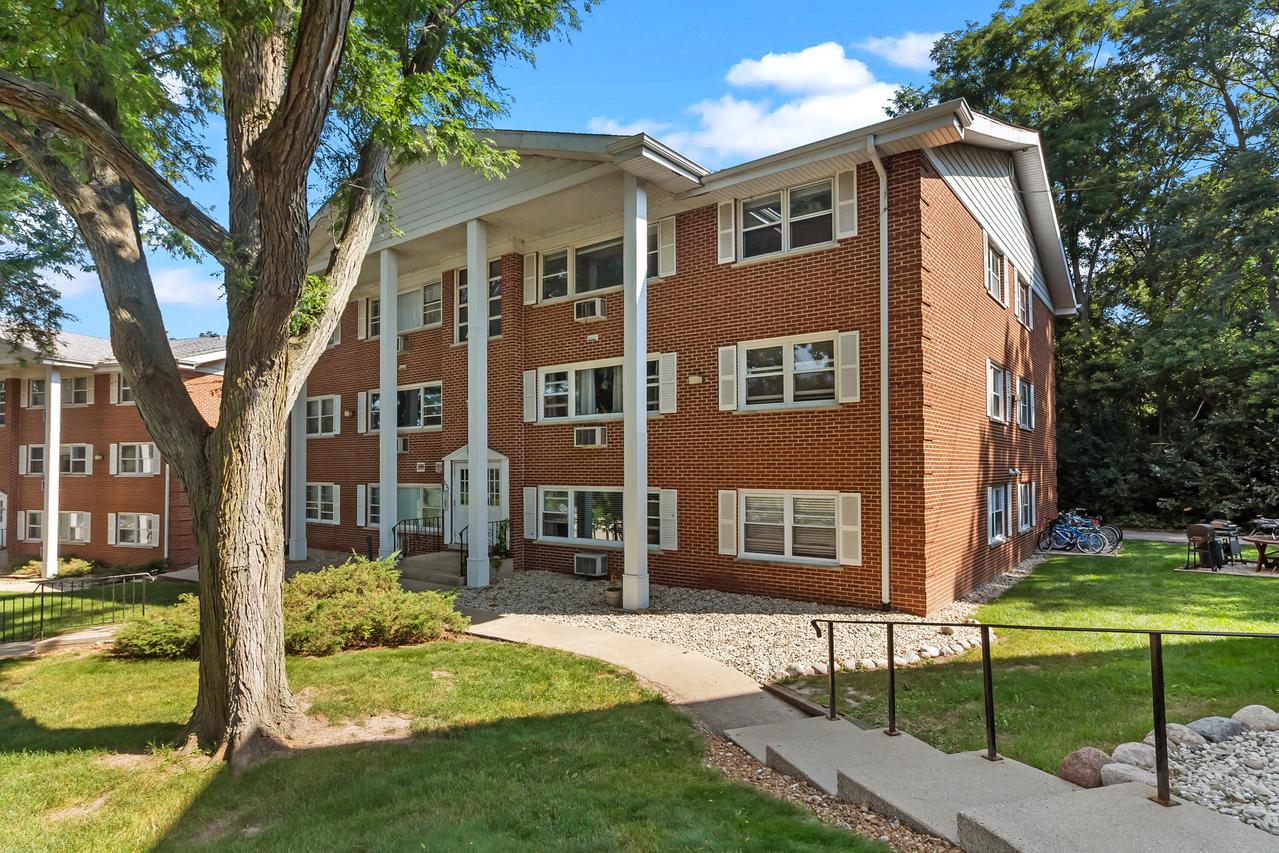 235 Country Club #3B, Lake Geneva, WI 53147