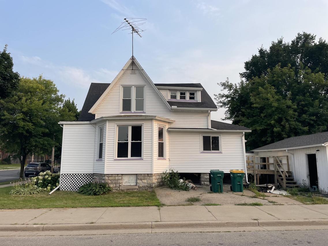 903 Wells St, Marinette, WI 54143