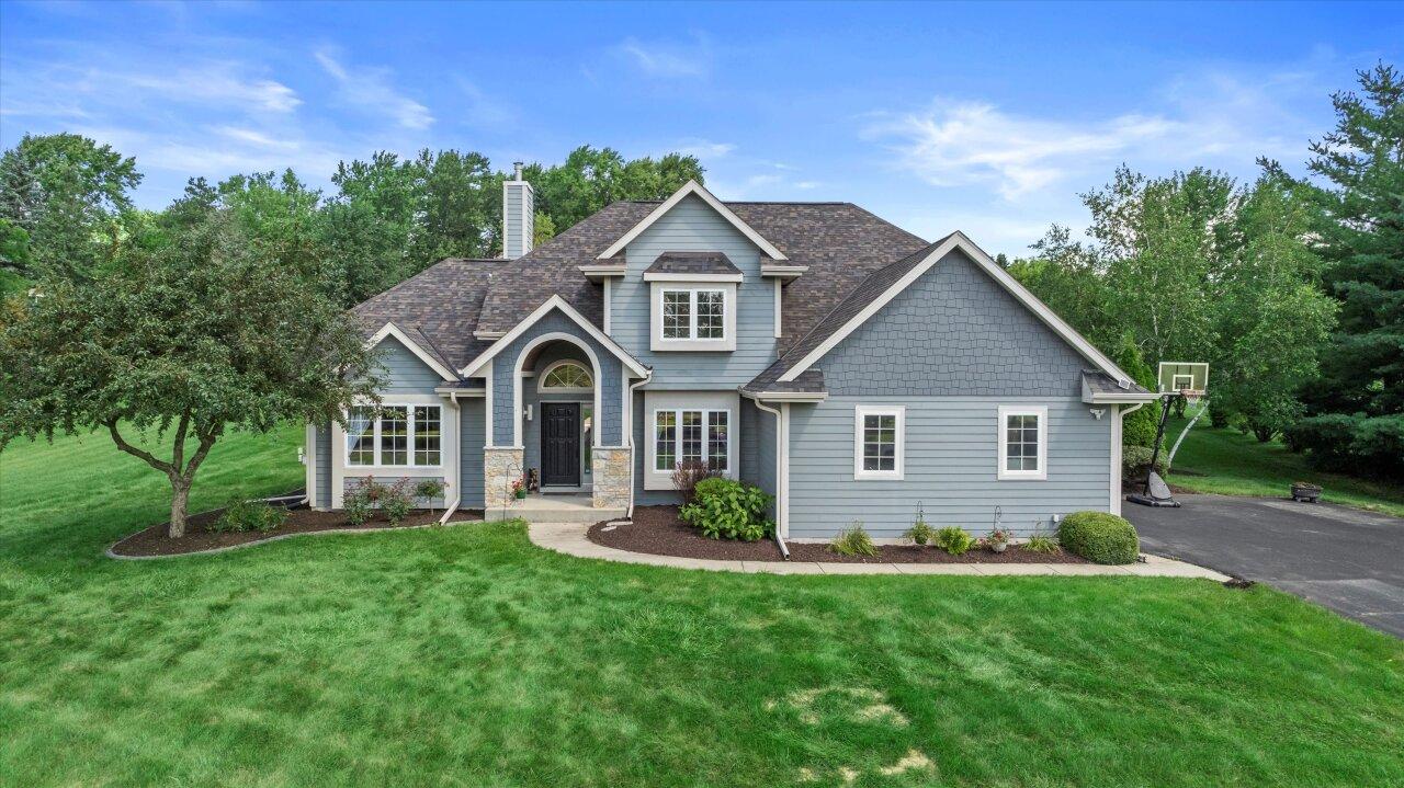 N76W24944 Ridgefield Dr, Lisbon, WI 53089