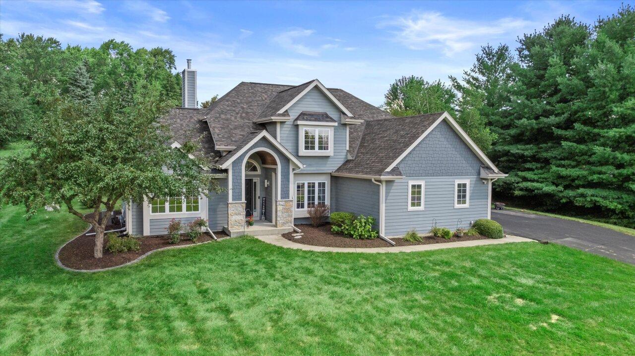 N76W24944 Ridgefield Dr, Lisbon, WI 53089