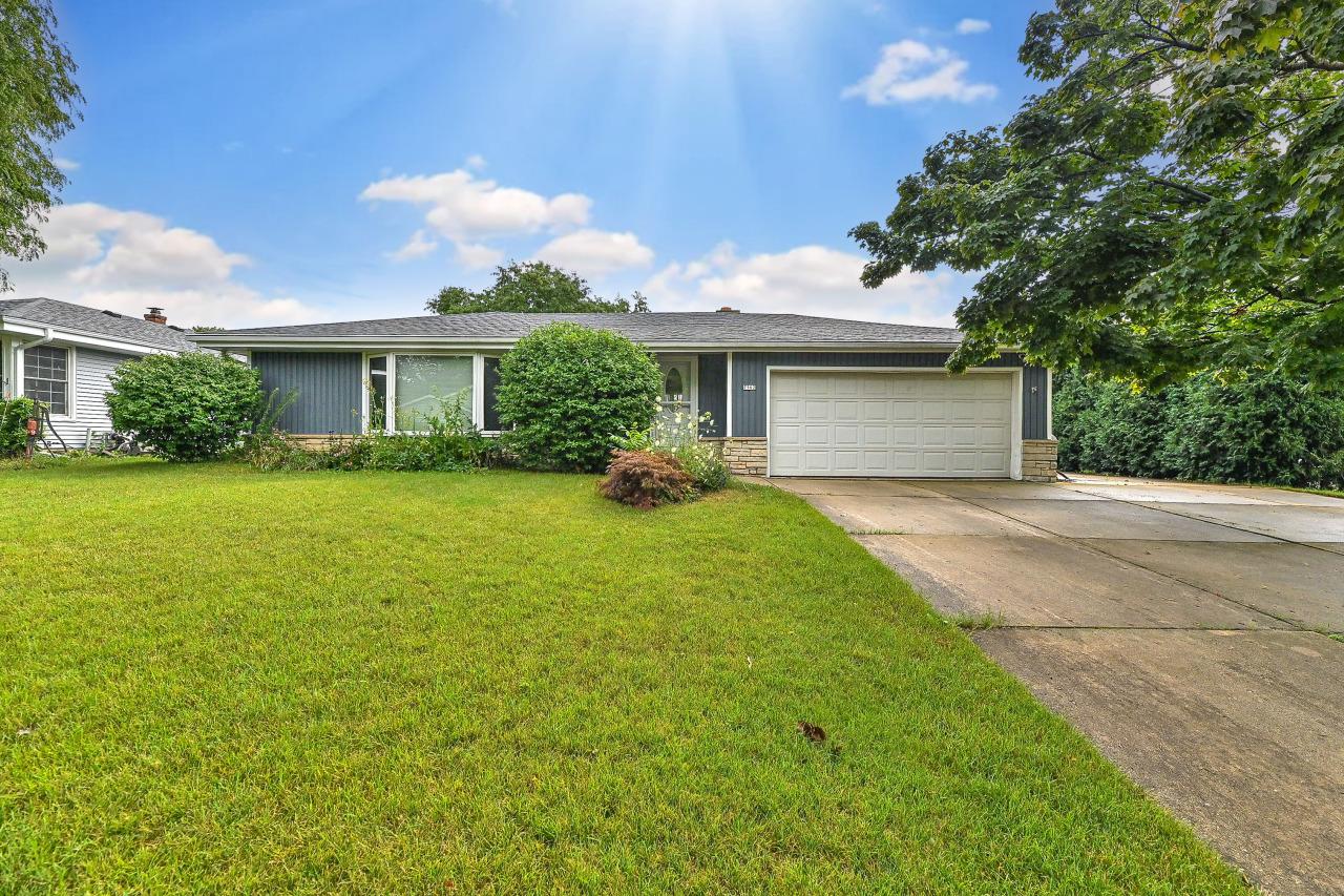 7562 S Highfield Ct, Oak Creek, WI 53154