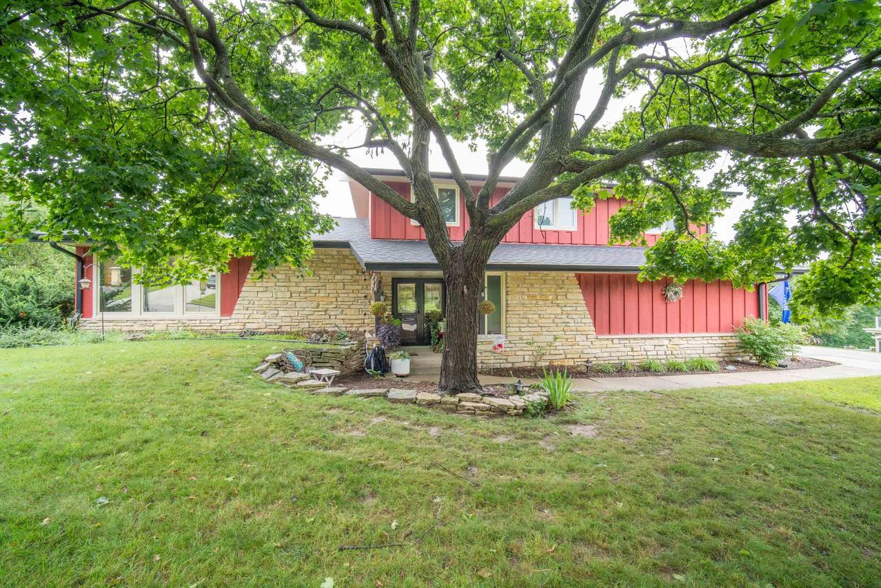 833 Crestview Dr, West Bend, WI 53095