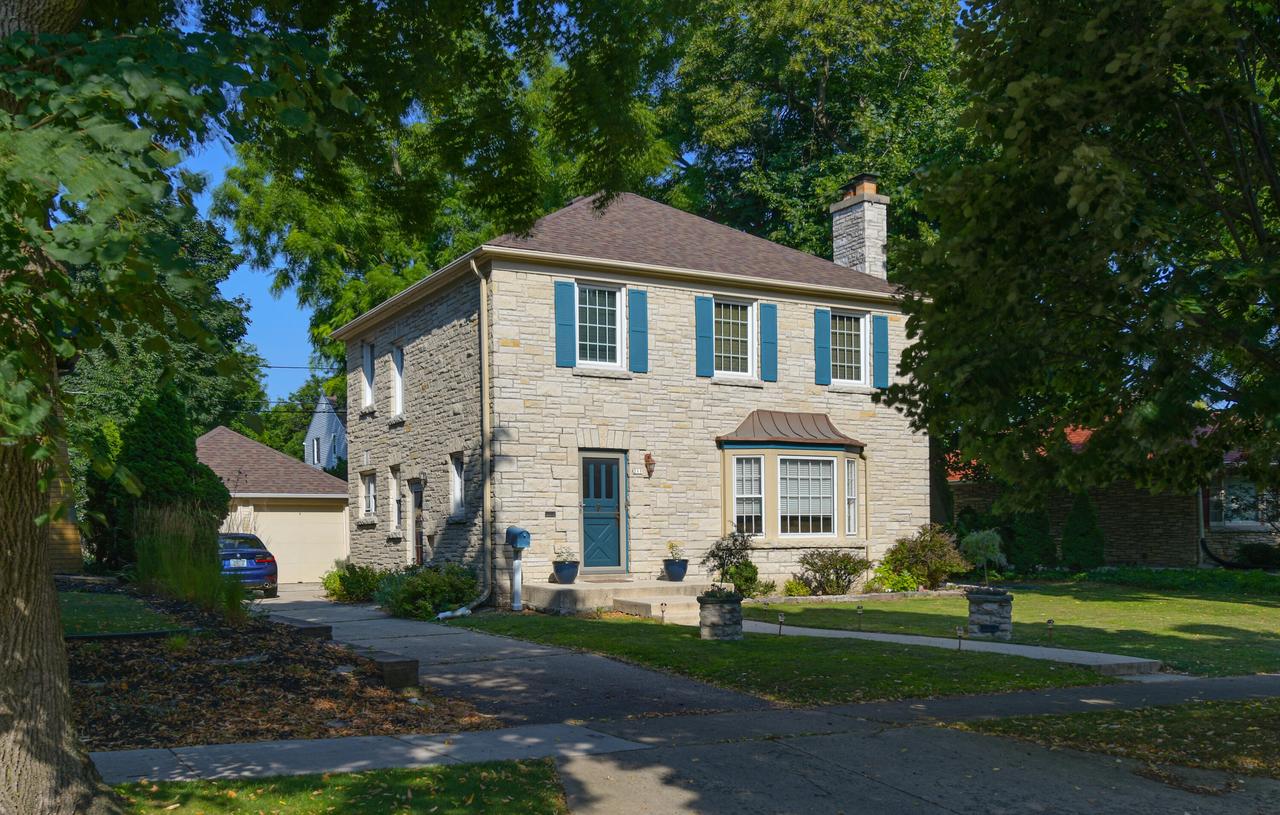 211 N 88th St, Wauwatosa, WI 53226