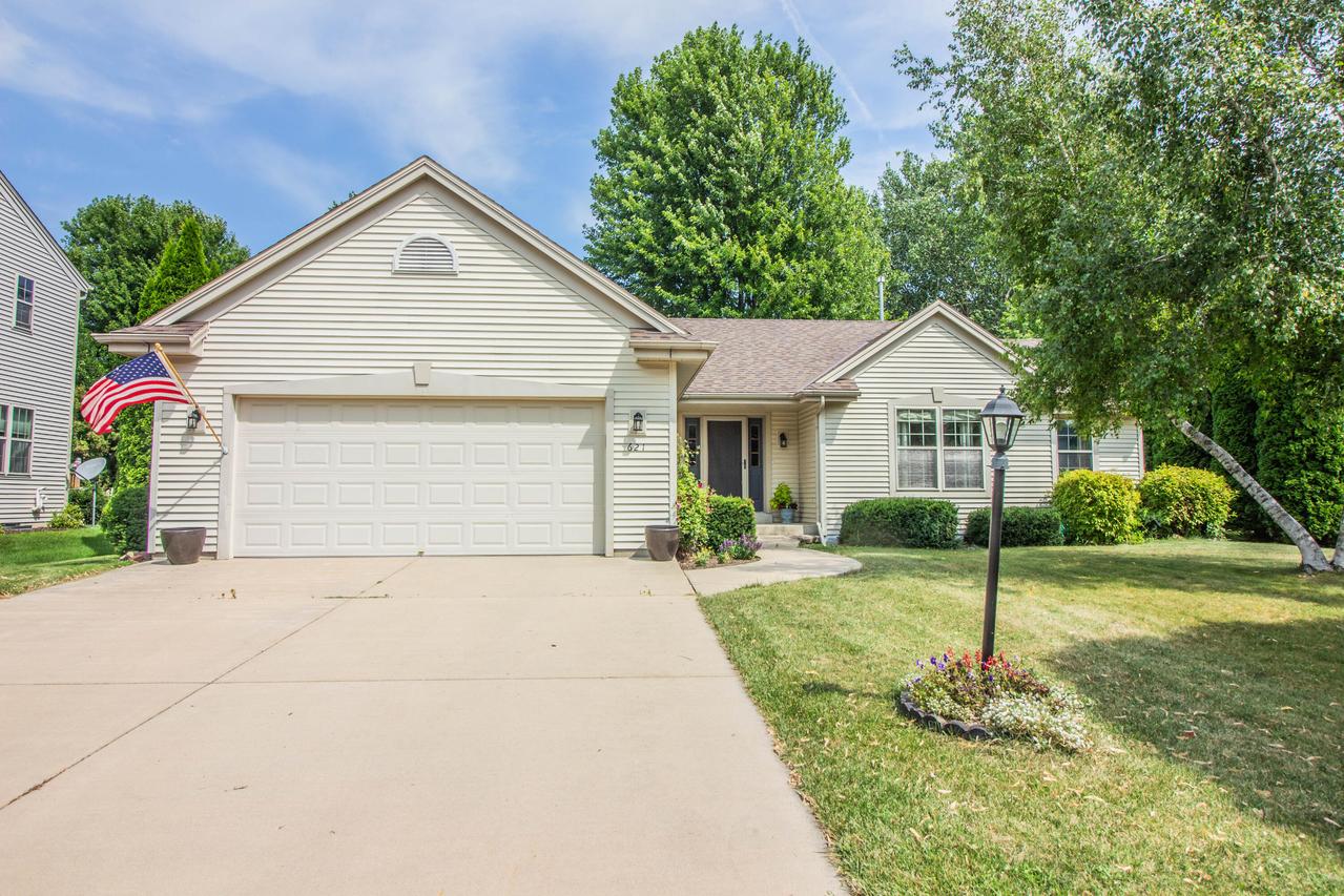 621 Bridlewood Ln, Watertown, WI 53094