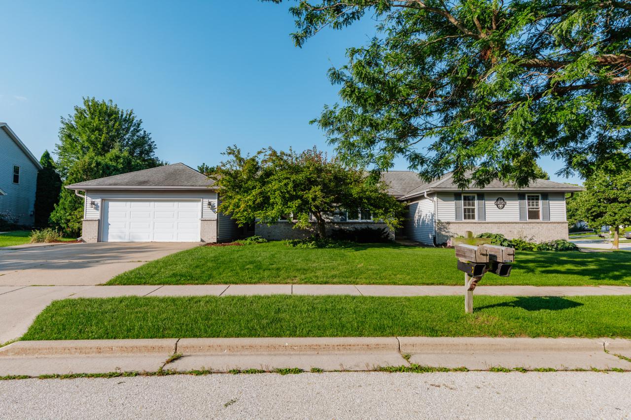 2759 Sandra Ln, Waukesha, WI 53188