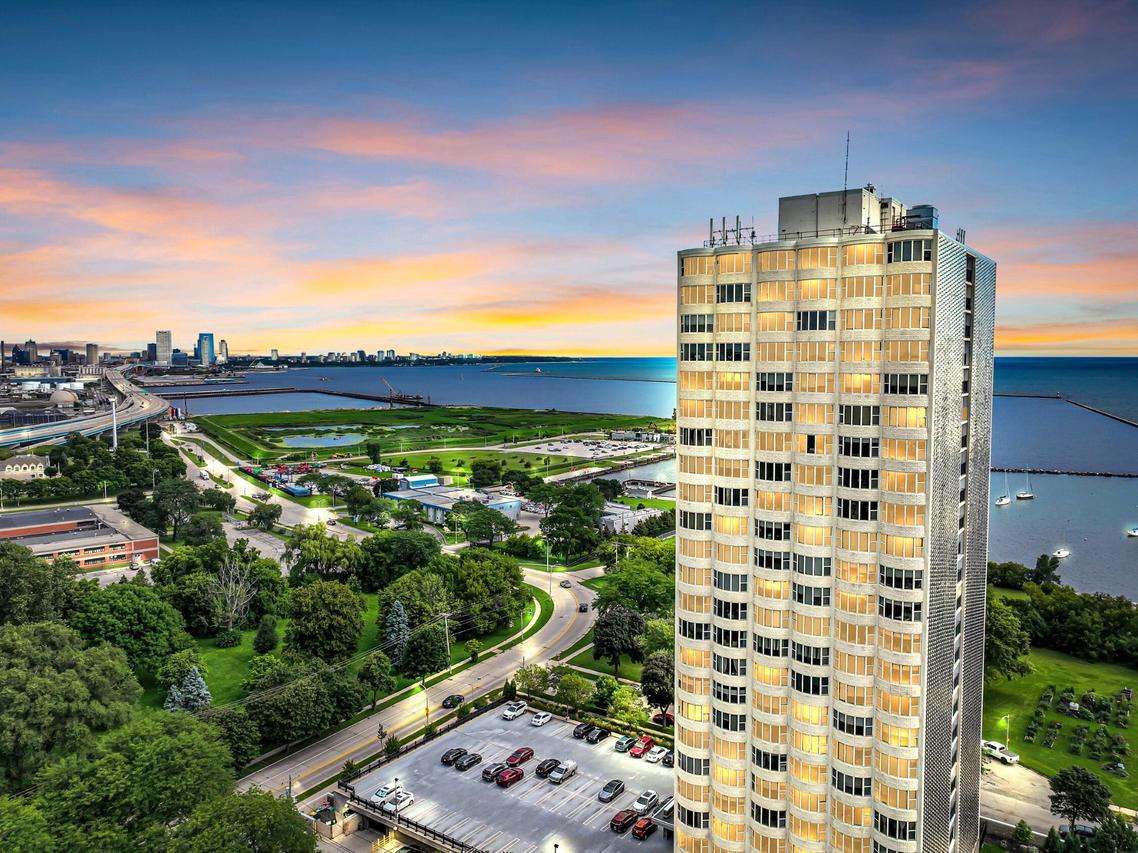 2525 S Shore Dr #24B, Milwaukee, WI 53207