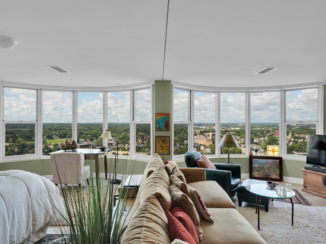 2525 S Shore Dr #24B, Milwaukee, WI 53207