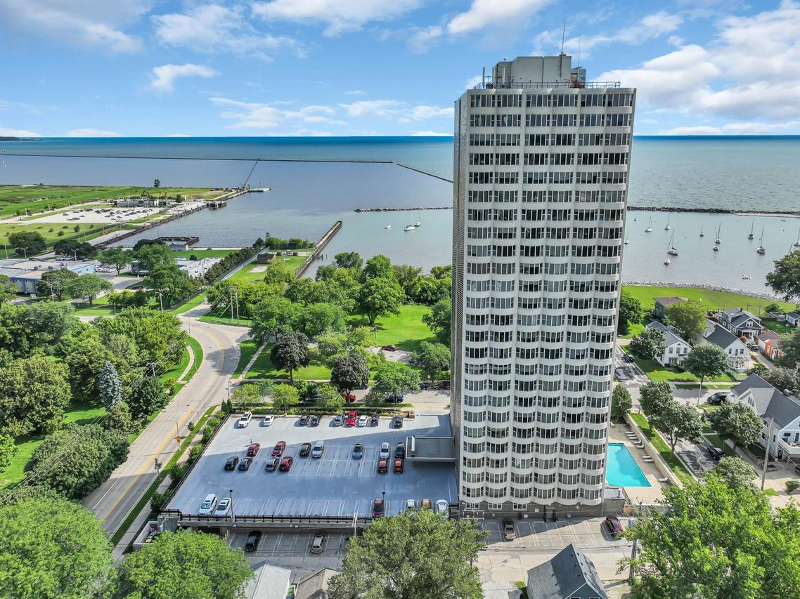 2525 S Shore Dr #24B, Milwaukee, WI 53207