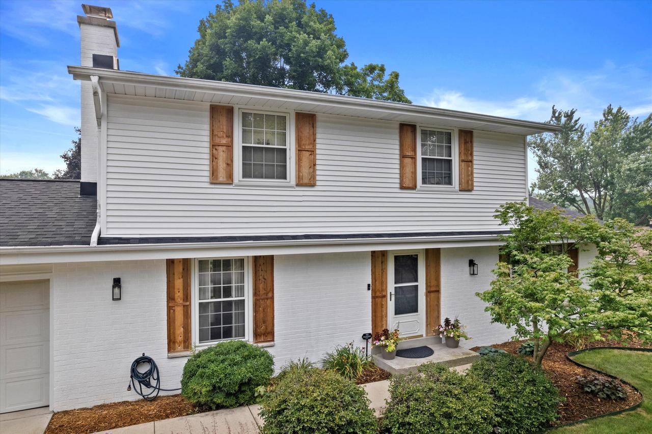 507 Rawlins Dr, Waukesha, WI 53188