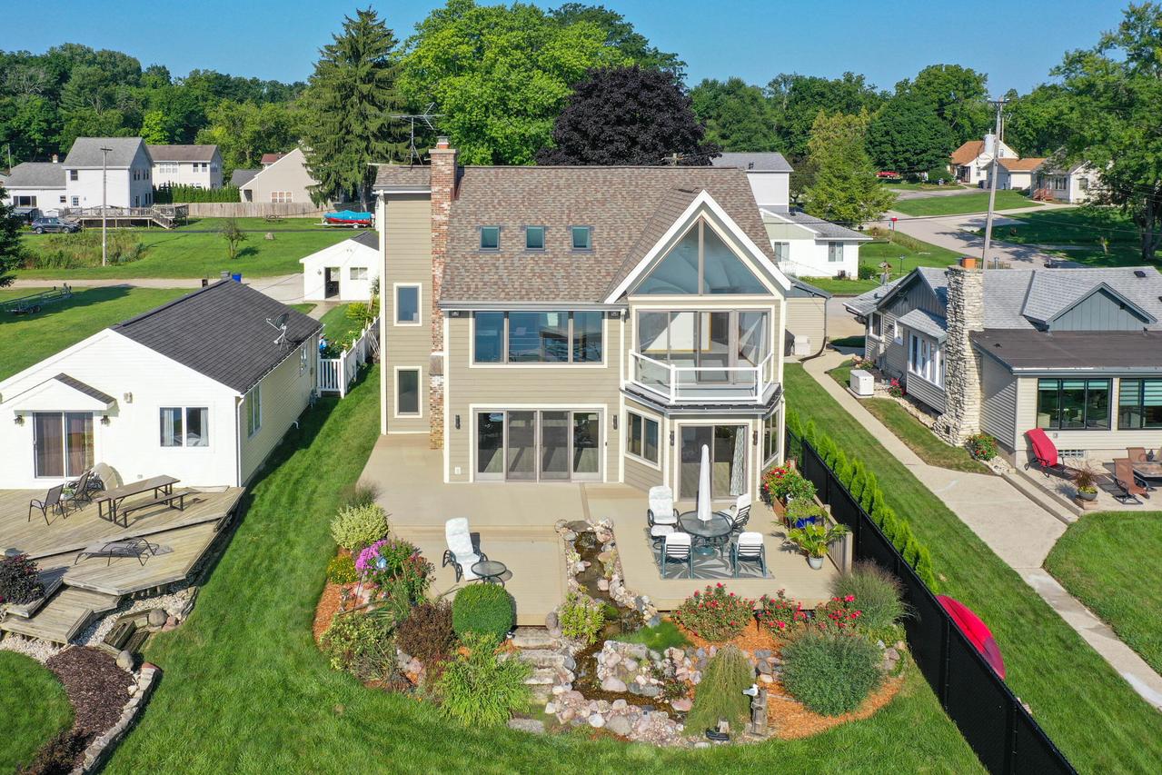 W190S7096 Wentland Dr, Muskego, WI 53150