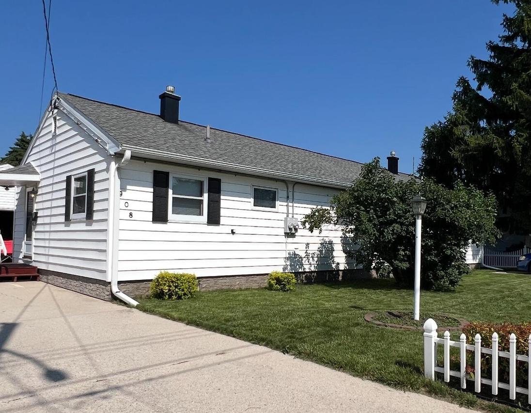 908 S 36th St #906, Manitowoc, WI 54220