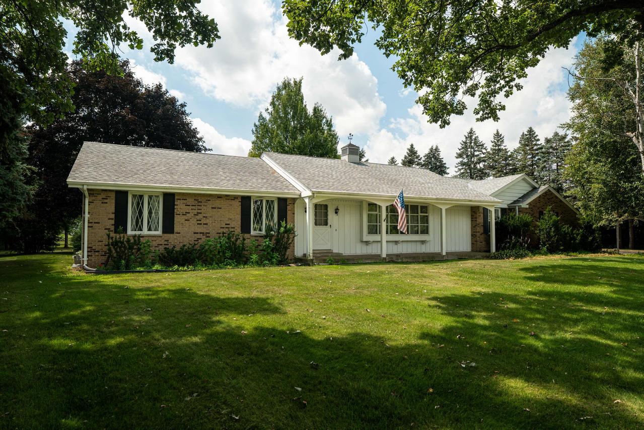 N50W21625 Lisbon Rd, Menomonee Falls, WI 53051