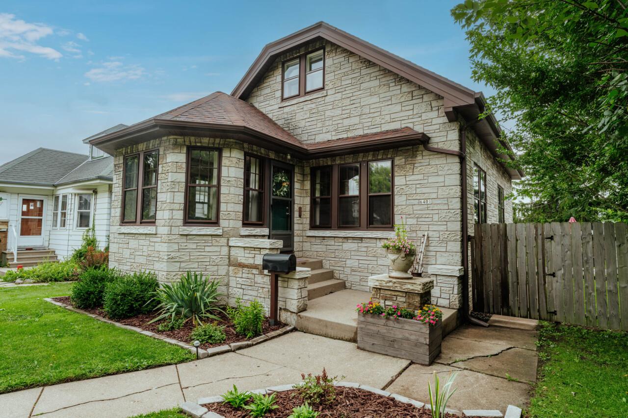 6401 W Oconto Pl, West Allis, WI 53219