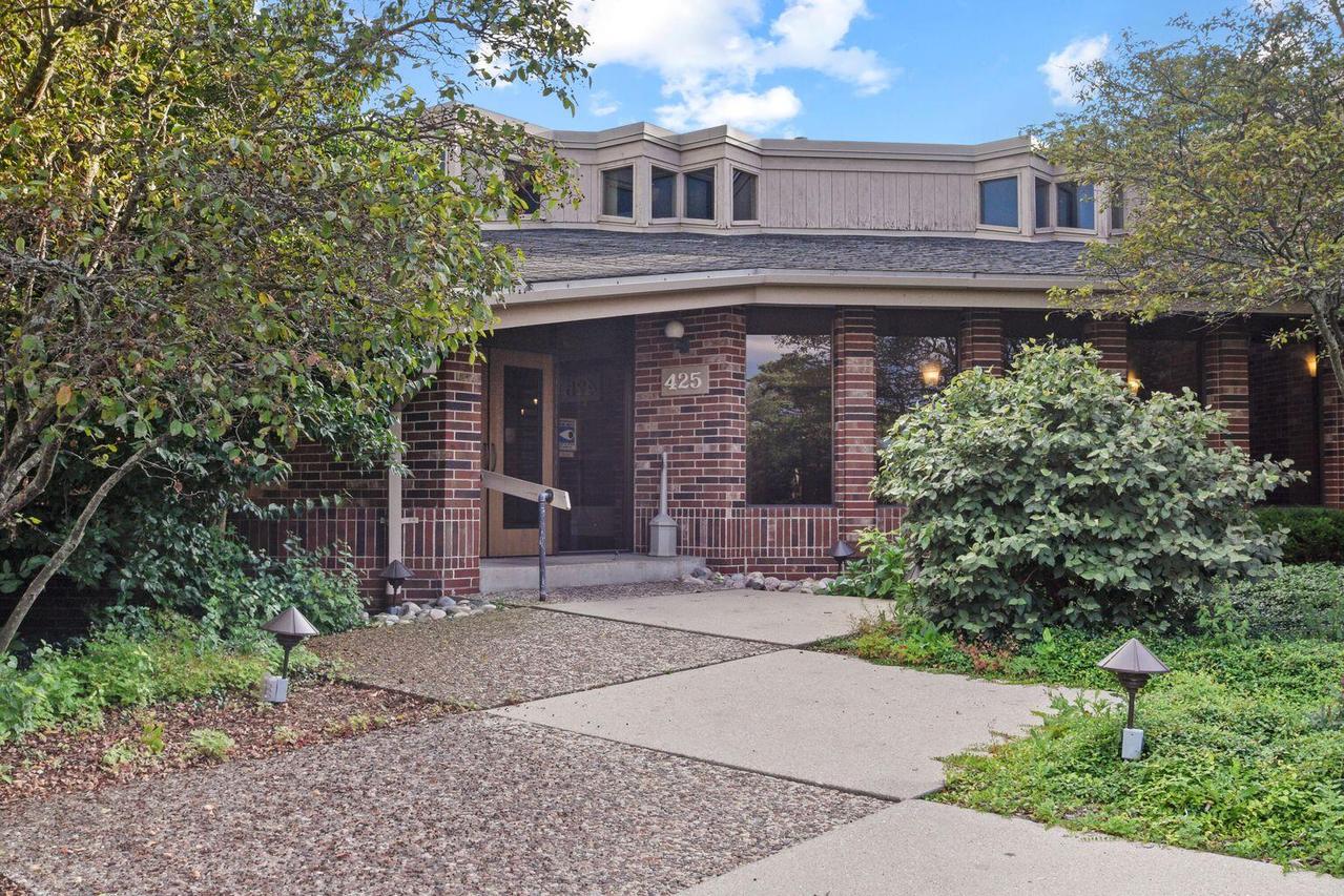 425 W Willow Ct #107, Fox Point, WI 53217