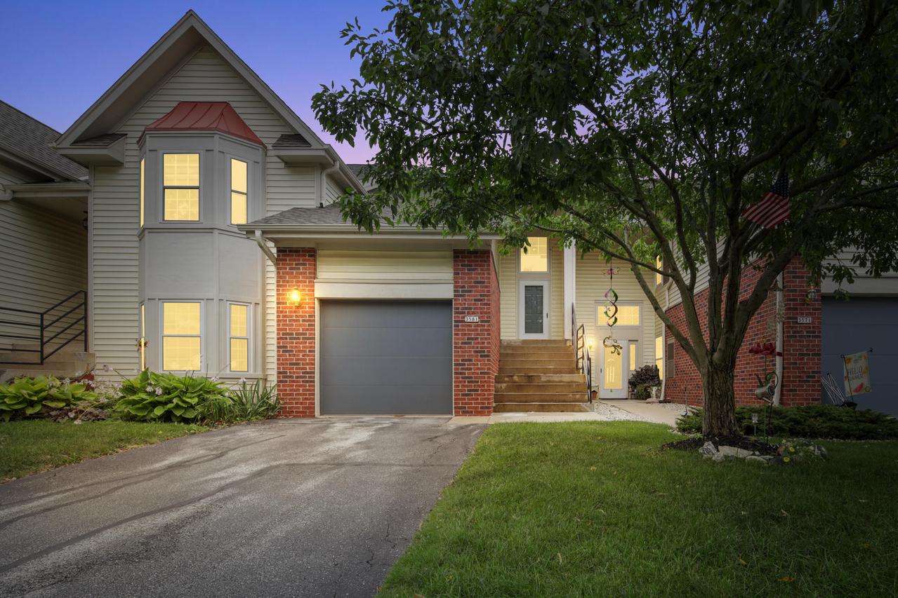 3581 W Old Oaks Dr, Greenfield, WI 53221